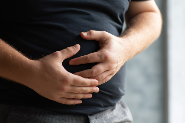 お腹の脂肪に悩む人の画像