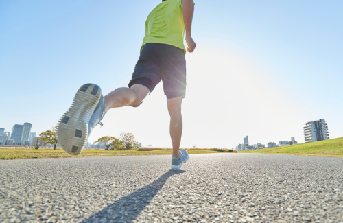 運動する男性の画像
