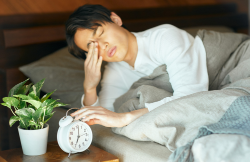 寝起きでだるい男性の画像