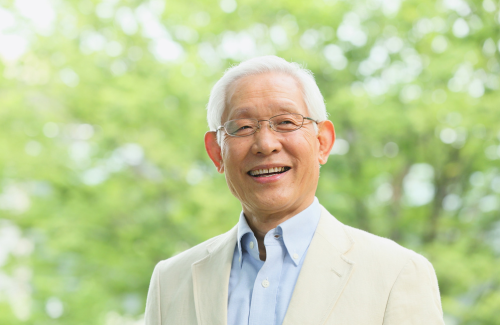 笑顔の高齢男性